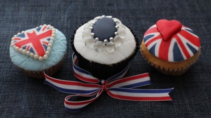 Royal Wedding, Will & Kate wedding cupcakes, royal cupcakes, British cupcakes, England cupcakes, gorgeous beautiful Royal wedding England cupcakes, Will & Kate wedding cupcakes, sapphire ring cupcake, union jack cupcake