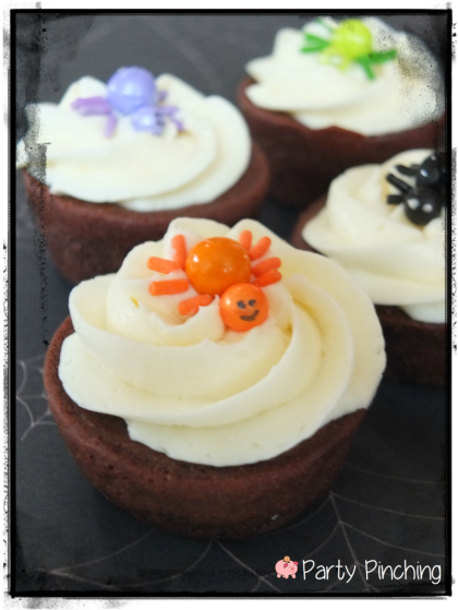 spider cupcake tutorial, cute spider treats, easy halloween dessert ideas, kid halloween party