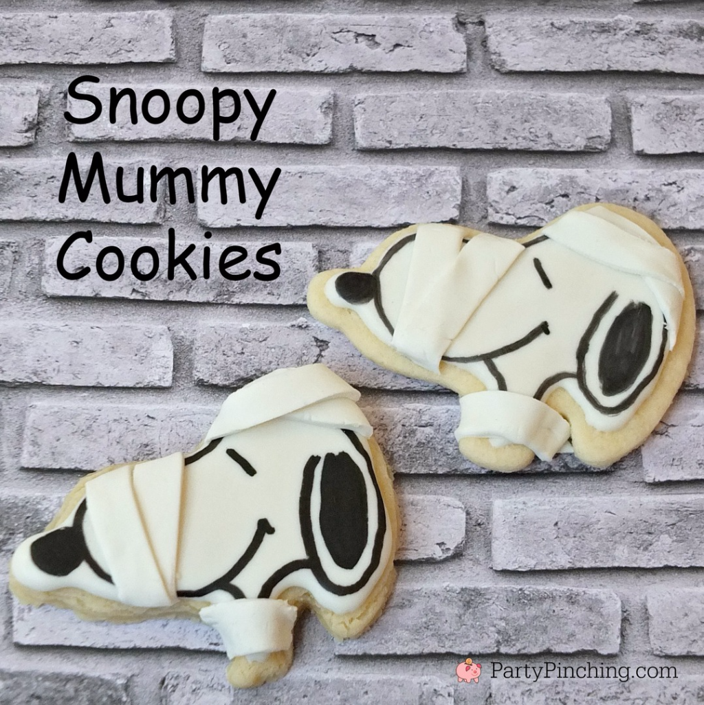 Halloween Snoopy cookies, great pumpkin Charlie Brown party, Peanuts cookies, cute food, fun food for kids, Snoopy Mummy Cookies